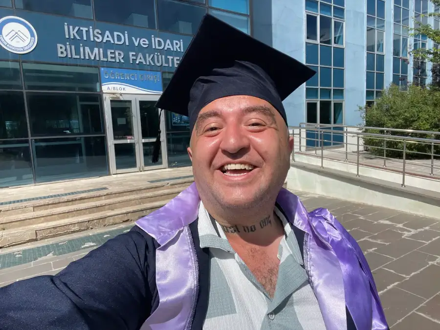 İktisadi ve İdari Bilimler Fakültesi önünde mezuniyet